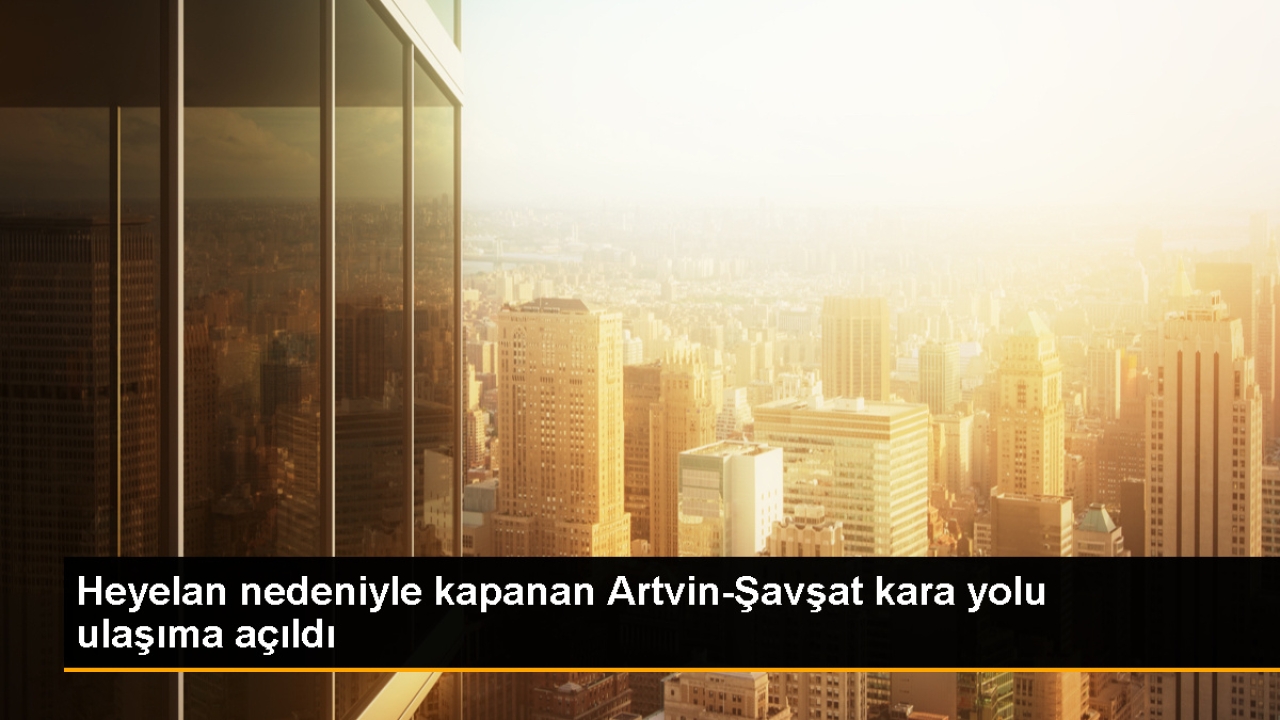 Artvin-Şavşat kara yolunda heyelan nedeniyle ulaşım tek şeritten sağlanıyor