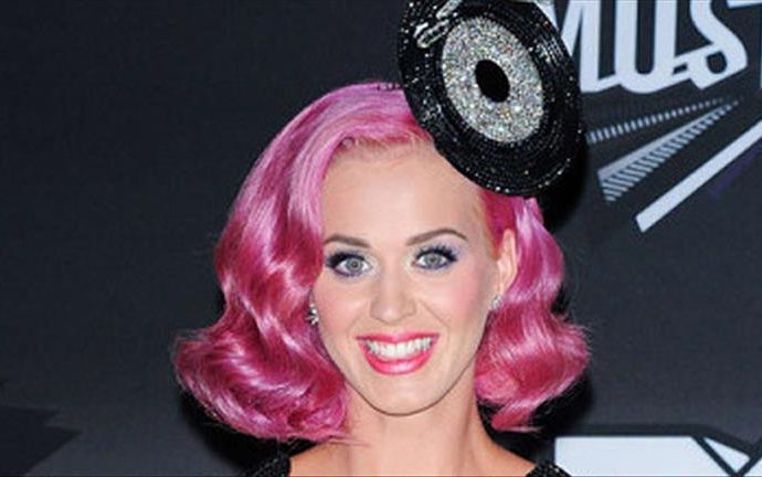 Gazdan etkilenen Katy Perry çekimlerde bayıldı