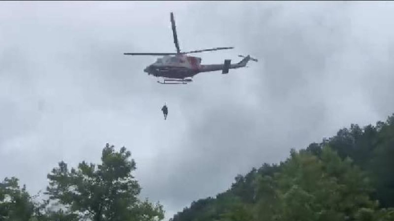 Selden kaçmak için ağaca çıkan iki kişi helikopterle kurtarıldı