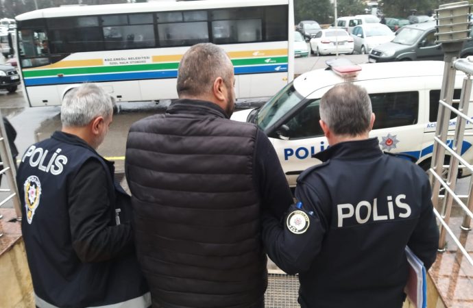 Otomobilinin bağlanacağını öğrenince polise çarpıp kaçtı