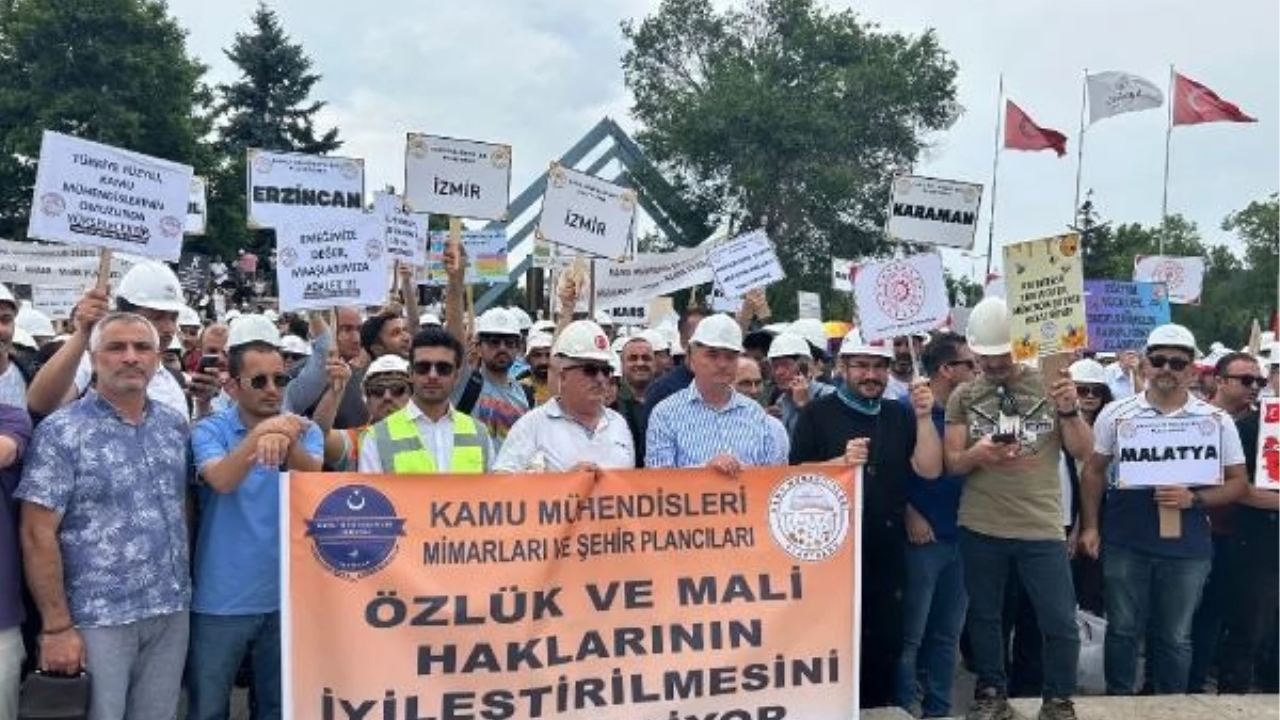 Kamu Mühendisleri Platformu, maaş artışı ve özlük hakları talebiyle basın açıklaması yaptı