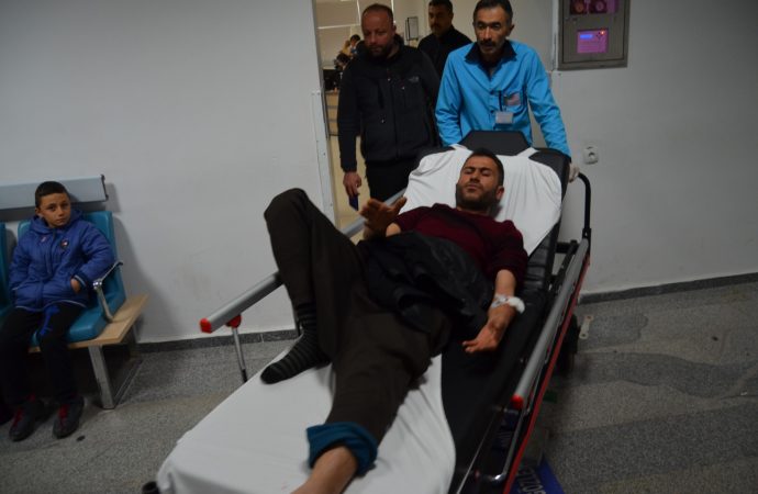 Minibüs, kırmızı ışıkta bekleyen kamyona çarptı: 1’i ağır 13 yaralı