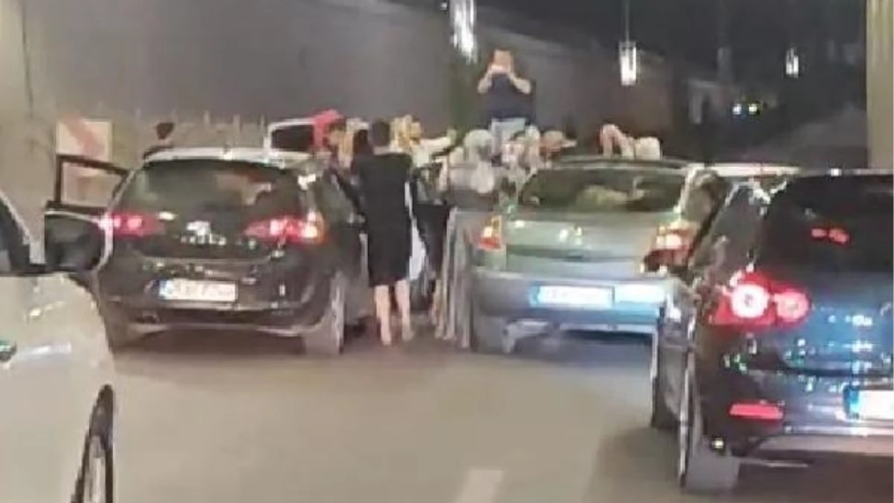 Elazığ'da düğün konvoyu trafiği kapattı, halay çekti