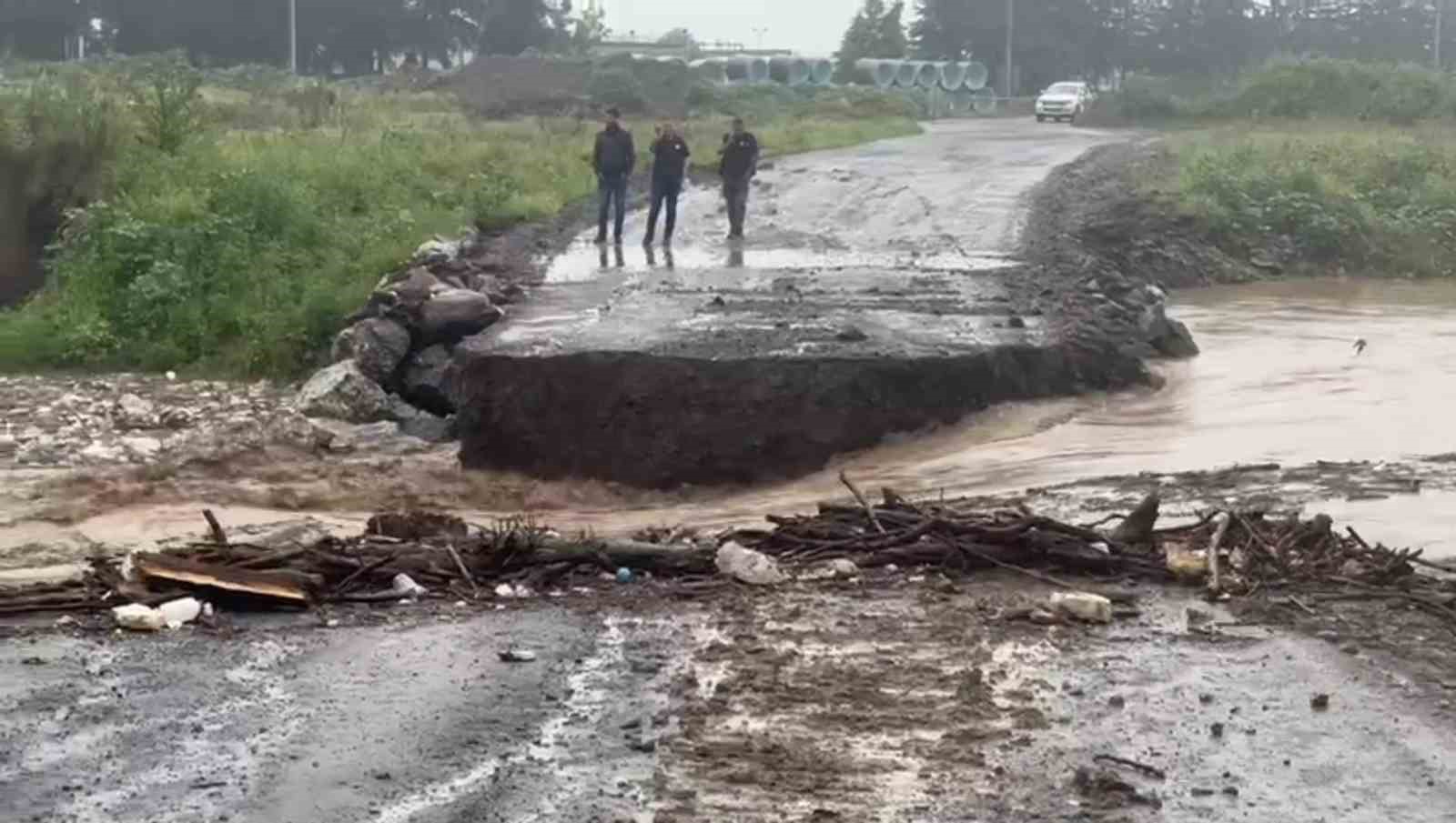 Geçici köprü borular sürüklenince yıkıldı