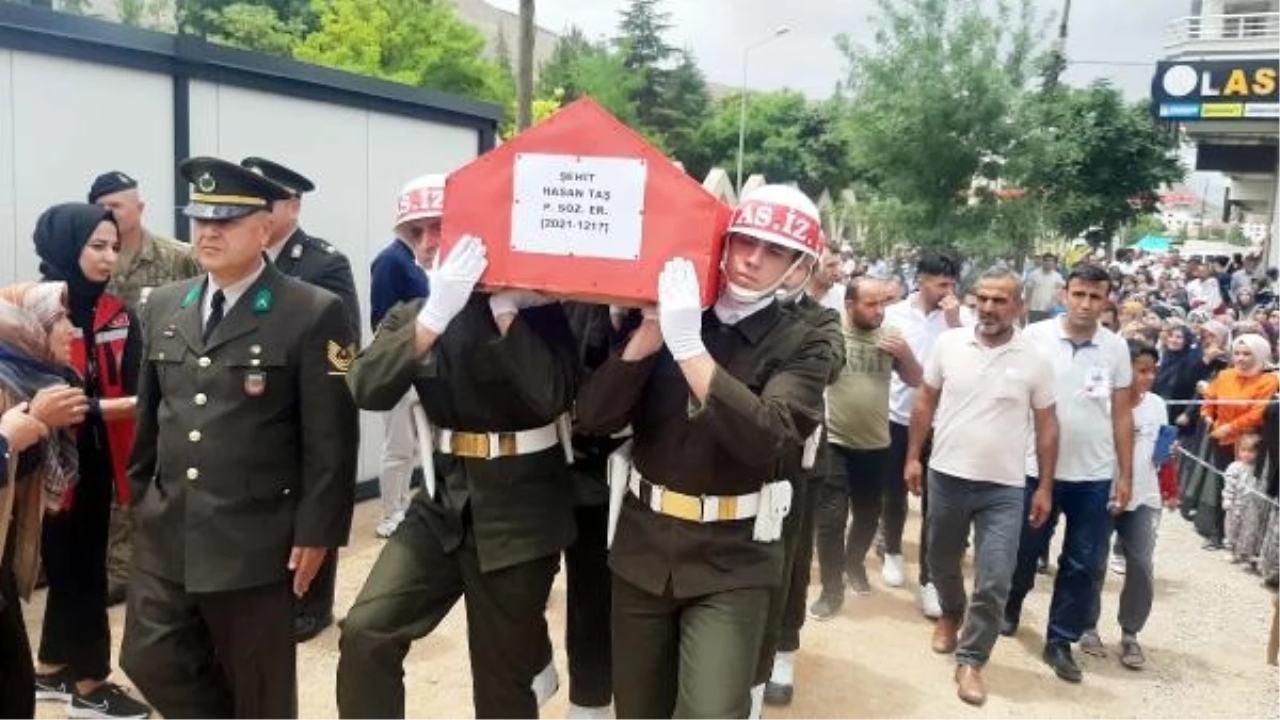 Pençe-Şimşek Operasyonu'nda şehit olan Piyade Sözleşmeli Er Hasan Taş'ın cenazesi Kahramanmaraş'ta toprağa ver