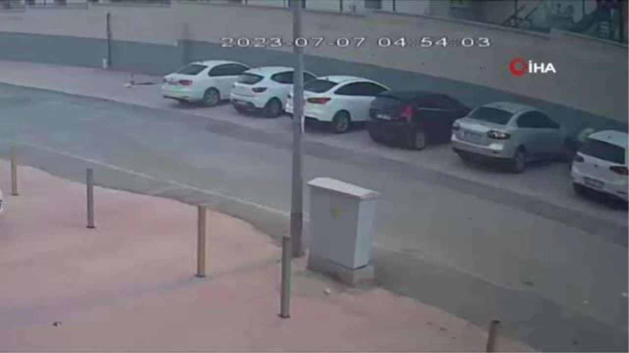 Araçtan hırsızlık anları kamerada