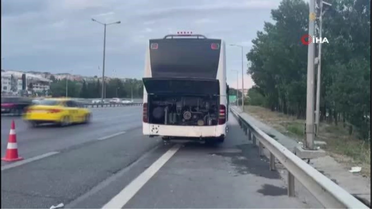 TEM Otoyolu'nda otobüsü tamir etmeye çalışan sürücü ve muavine motosiklet çarptı: 3 yaralı