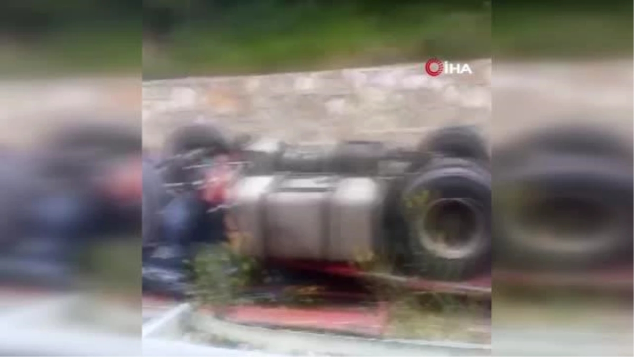 Tır bariyerlere çarparak devrildi, ölüm yolu yine can aldı