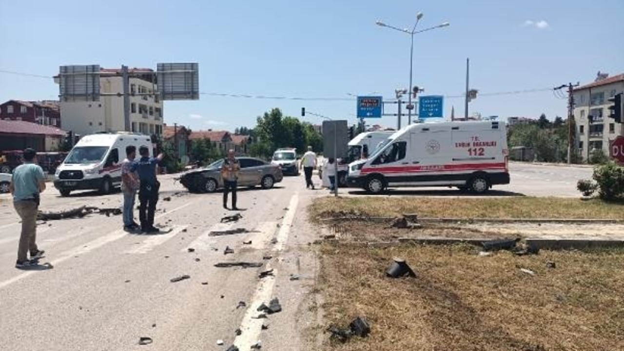 Zile'de Kavşakta Meydana Gelen Kazada 7 Kişi Yaralandı