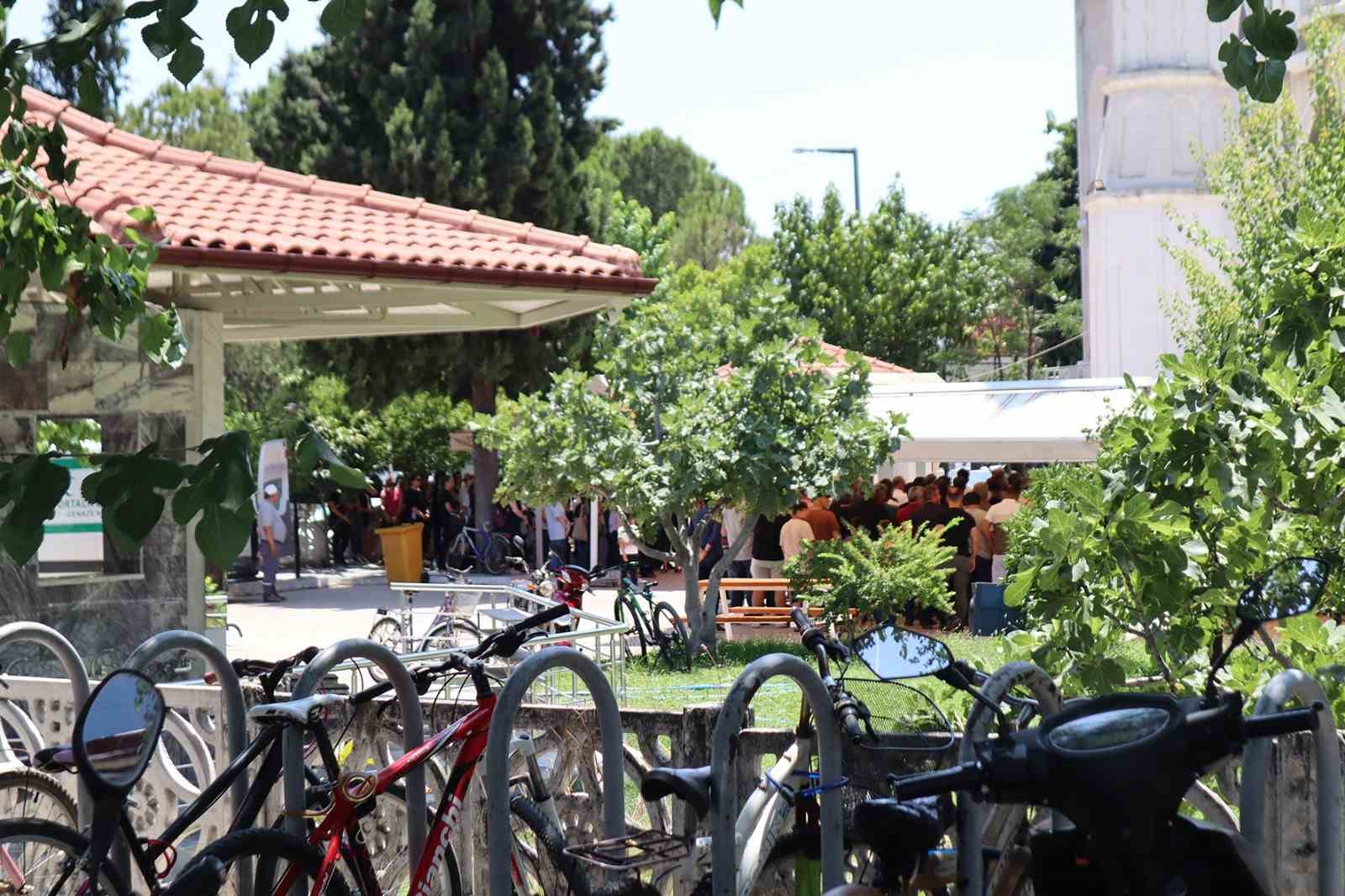 Maseratili Polis toprağa verildi; cenazede gazeteciye saldırı