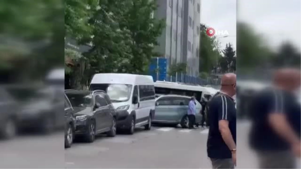 İstanbul'da freni boşalan kamyonet ortalığı savaş alanına çevirdi