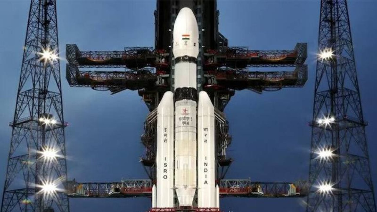 Hindistan, Chandrayaan-3 uzay keşif aracını Ay'ın güney kutup bölgesine fırlattı