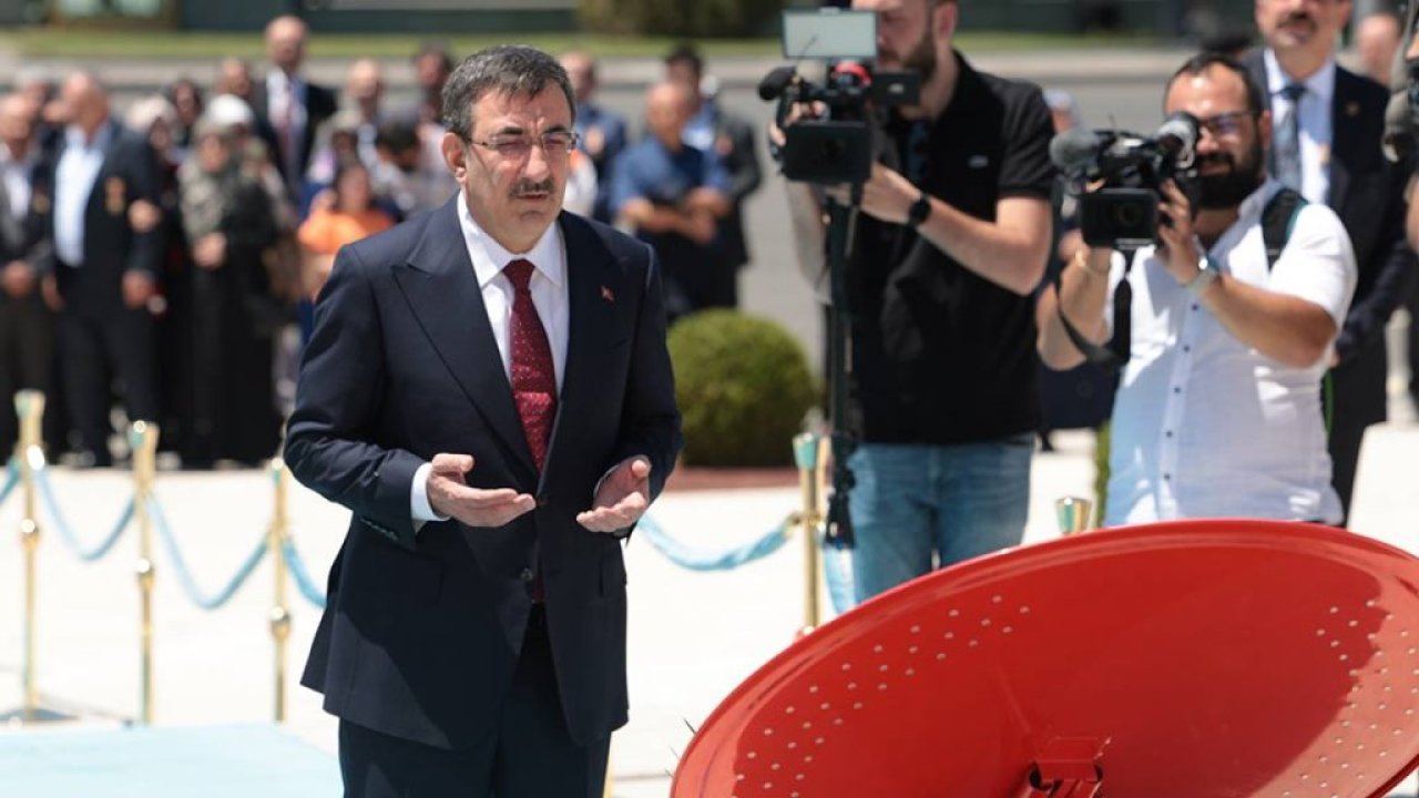 Cumhurbaşkanı Yardımcısı Yılmaz, 15 Temmuz Anıtı'na çelenk bıraktı