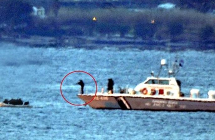 Yunan askerleri mülteci botuna ateş açtı