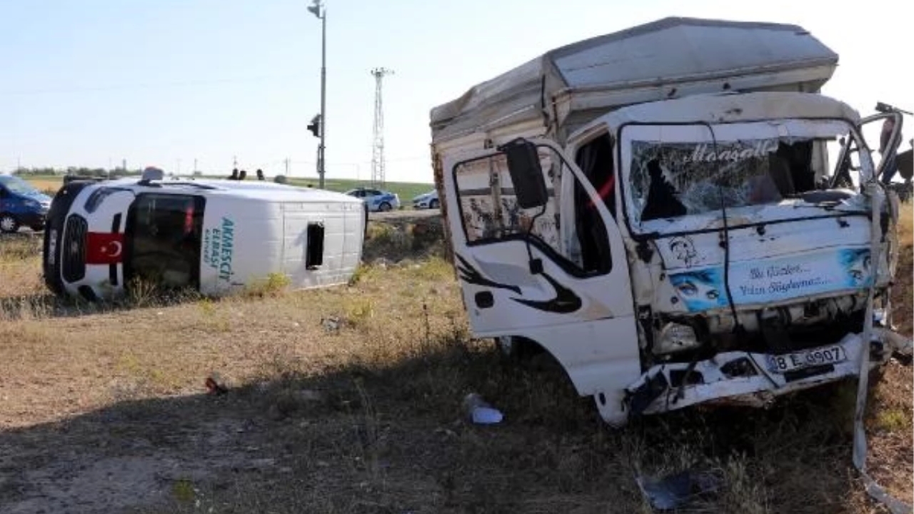 Kayseri'de Zincirleme Kaza: 12 Kişi Yaralandı