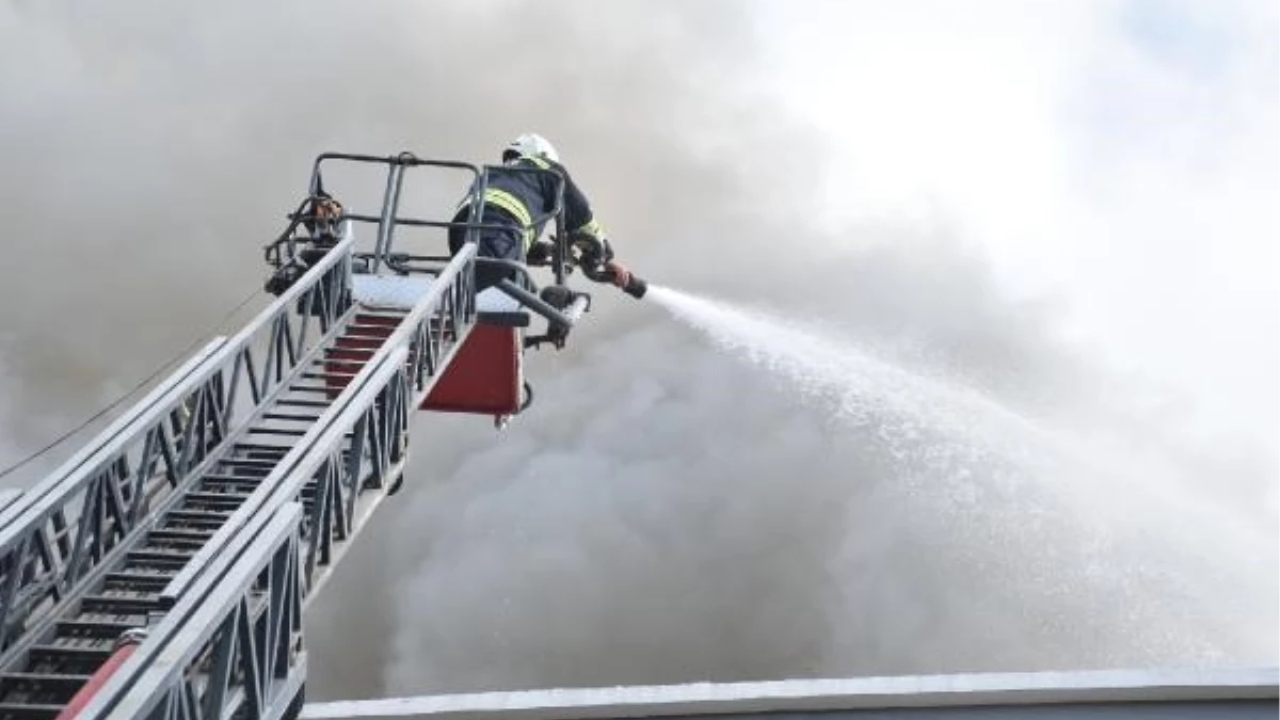 Samsun'da çatıda çıkan yangın sonucu 1 kişi hastaneye kaldırıldı