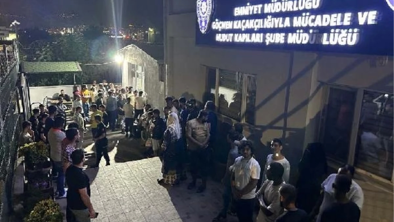 İzmir'de 170 Kaçak Göçmen Yakalandı