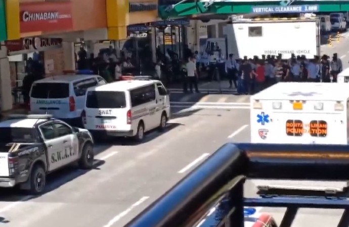 İşten çıkarılan güvenlik AVM’de 50 kişiyi rehin aldı, yaralılar var!