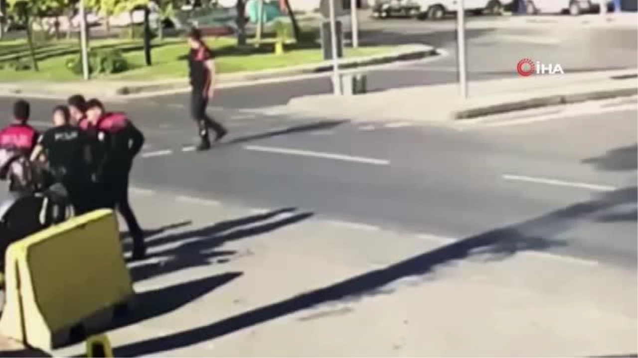 Dur ihtarına uymayan sürücü çarptığı polisi metrelerce böyle savurdu