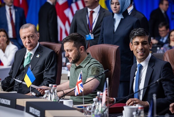 The Observer'dan NATO liderlerini eleştiren başyazı: Erdoğan'la yarım anlaşmalarını kutladılar; Zelenski ziyaf