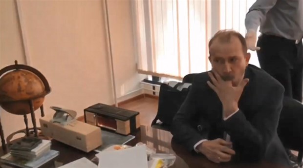 Devlet kurumuna rüşvet baskını! Kanıtları yiyerek yok etmeye çalıştı