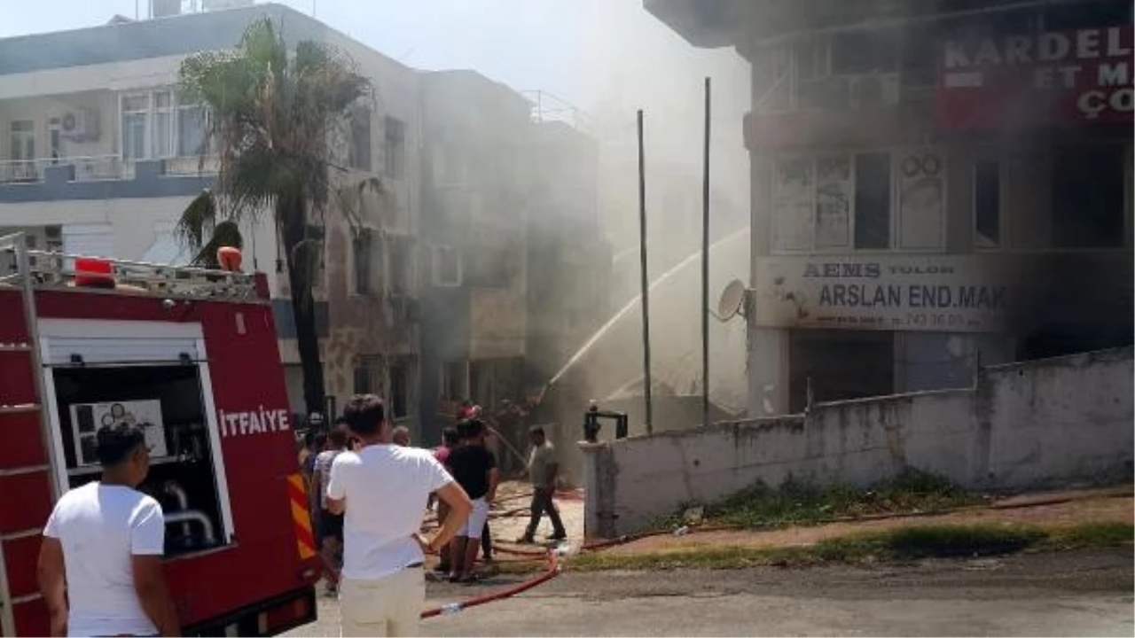 Manavgat'ta Apartmanın Zemin Katındaki Mobilya Deposunda Yangın Çıktı