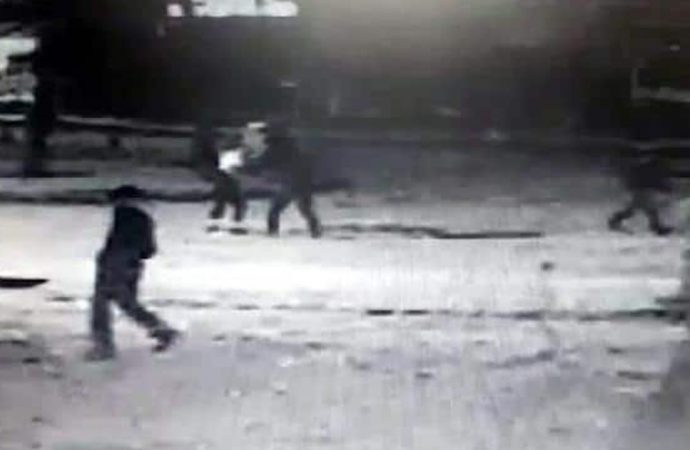 Yolda yürüyen kadını bıçakladı, kendi arkadaşını dövüp kaçtı