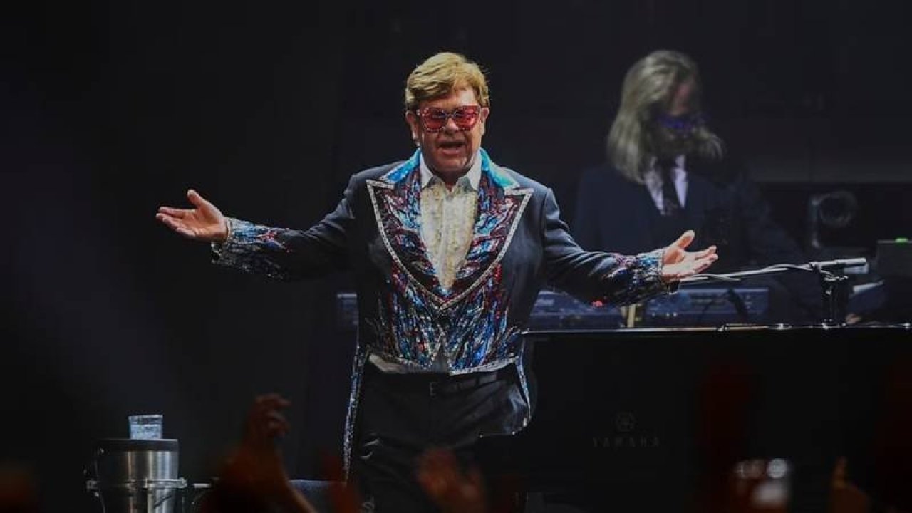 Elton John, cinsel saldırıyla suçlanan Kevin Spacey'nin savunma duruşmasında ifade verdi