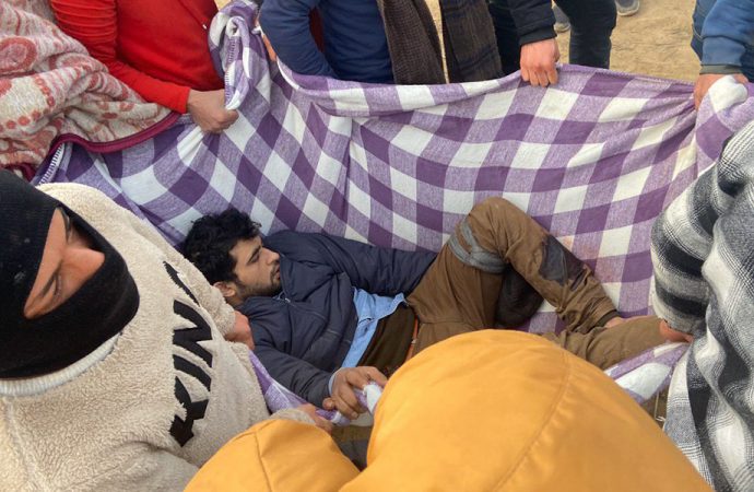 Milletvekilleri inceleme yaparken yunan askerleri mültecilere ateş açtı