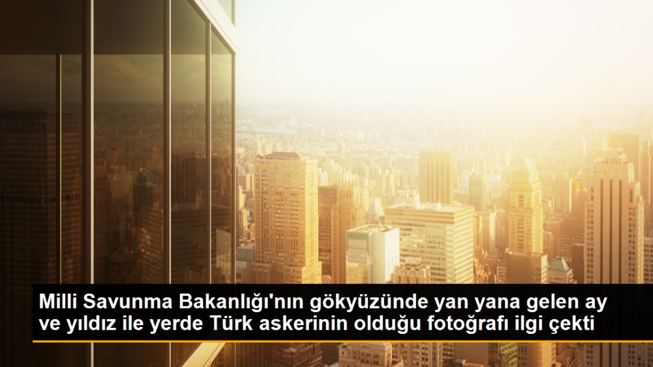 Gökyüzünde Ay ve Yıldız ile Yerde Türk Askerinin Bulunduğu Fotoğraf İlgi Çekti