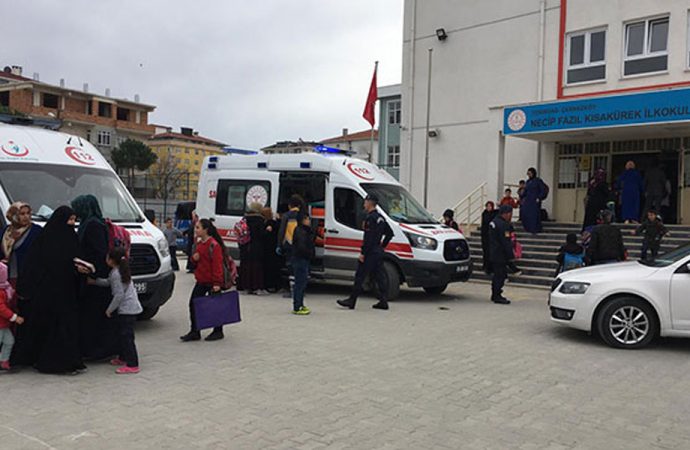 İlkokul öğrencileri gıda zehirlenmesi şüphesiyle hastanelere kaldırıldı