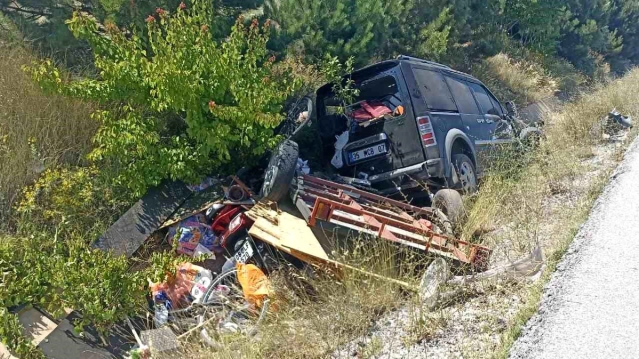 Afyonkarahisar'da Hafif Ticari Araç Şarampole Girdi: 2 Yaralı