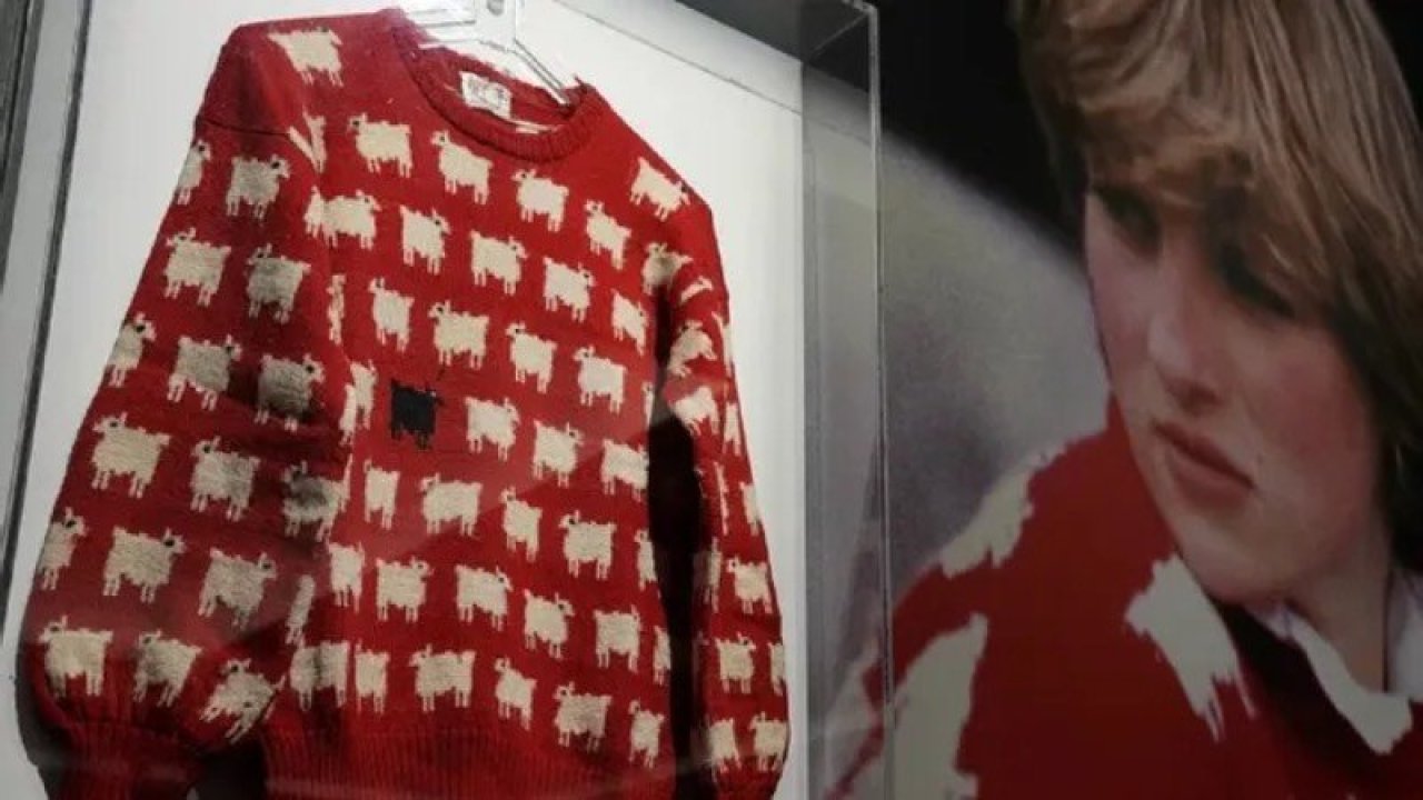 Prenses Diana'nın ikonik siyah koyunlu kazağı açık artırmaya çıkıyor