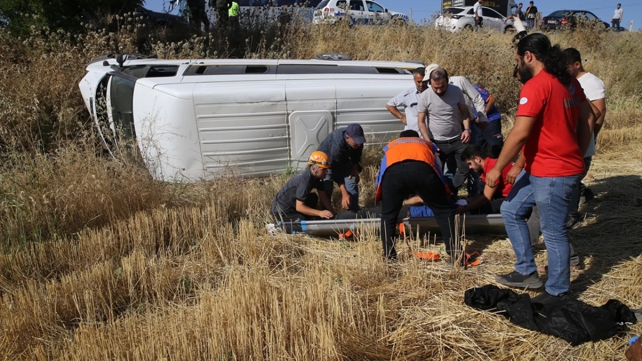 Adıyaman'da minibüsün şarampole devrilmesi sonucu 5 kişi yaralandı