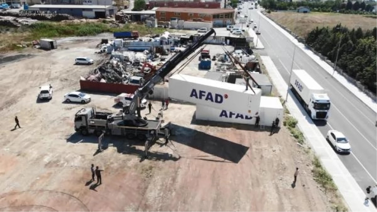 AFAD, Silivri'de afet merkezi için konteyner depolamaya başladı