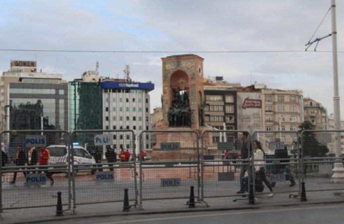 Taksim’de 8 Mart ablukası: Her yer bariyerlerle çevrildi