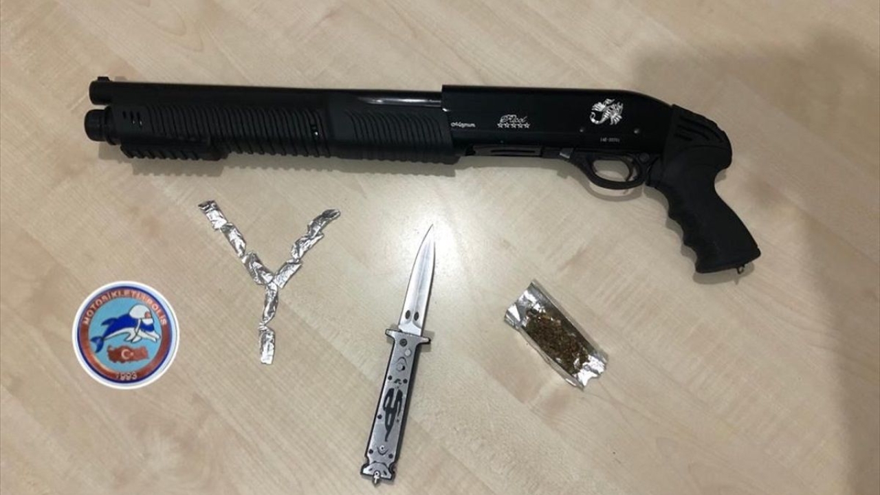 Afyonkarahisar'da Tabanca ve Uyuşturucu Ele Geçirilen Araçtaki 2 Kişiye Adli İşlem Yapıldı
