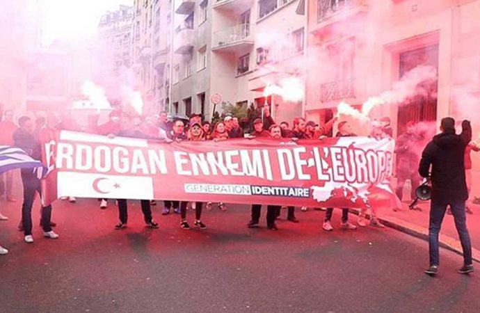 Paris’te Erdoğan’ı protesto eden Fransızlar gözaltına alındı