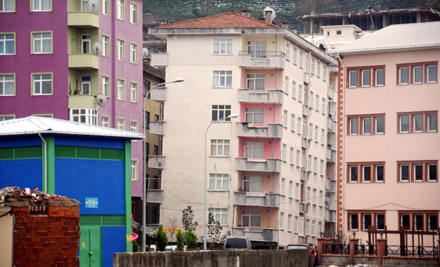 Rize’nin ‘Pisa kuleleri’ne demir direkle önlem almaya çalıştılar
