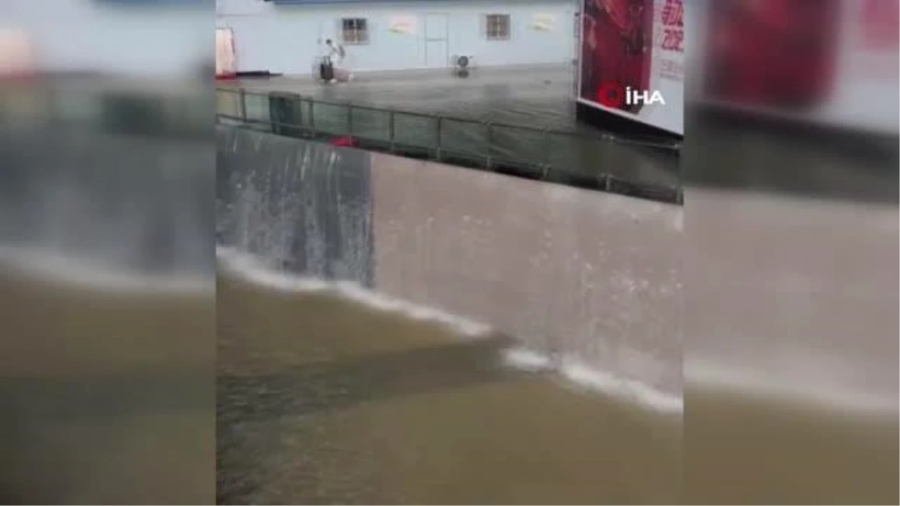 Çin'de tren istasyonu sular altında kaldı