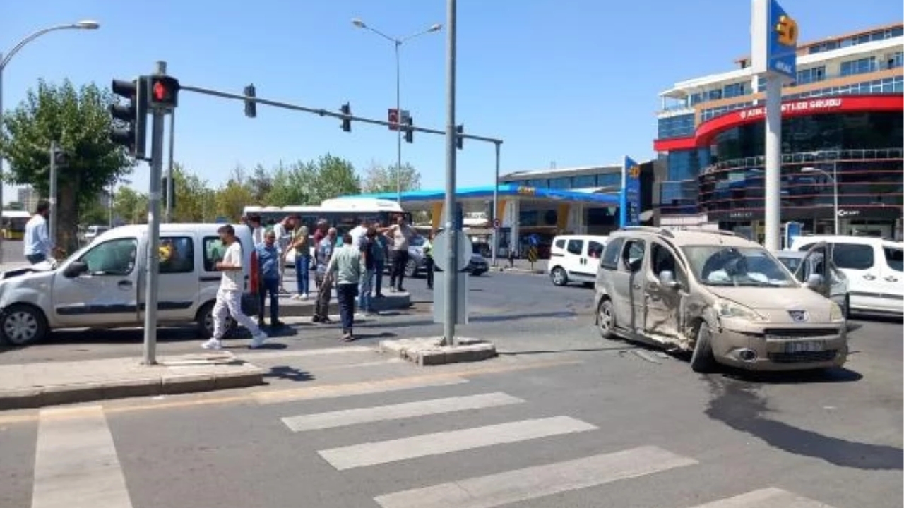 Diyarbakır'da Zincirleme Kaza: 5 Yaralı
