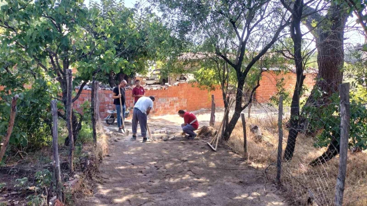 Edremit Belediyesi Kırsal Mahallelerde Yol Çalışmalarına Devam Ediyor