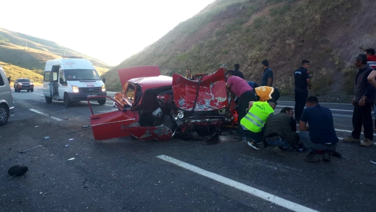 Sivas'ın İmranlı ilçesinde trafik kazası: 3 yaralı