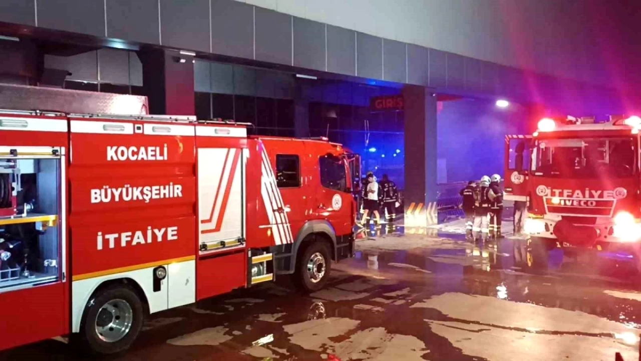 Gebze'deki toptan markette çıkan yangında kendi yangın söndürme sistemi devreye girdi