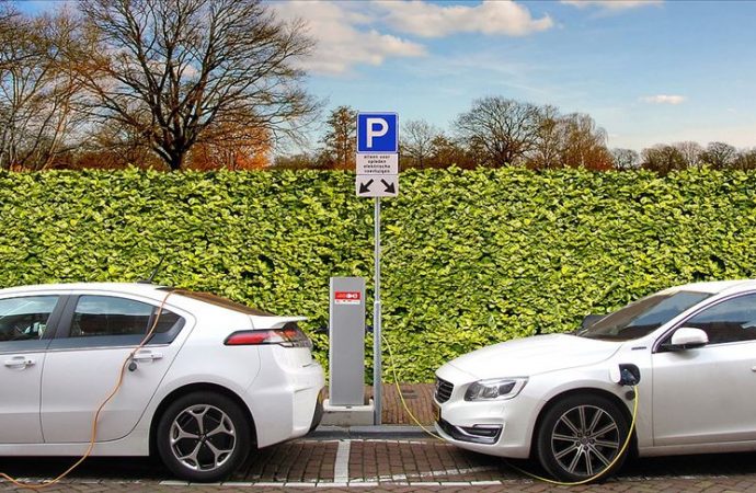 İlk elektrikli araç şarj istasyonu İngiltere’de açılıyor