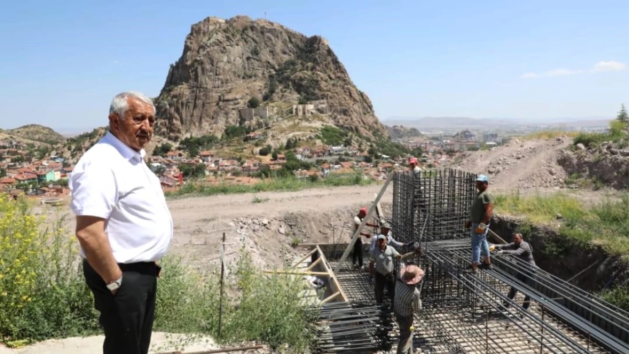 Afyonkarahisar Belediye Başkanı Mehmet Zeybek'in teleferik inşaatında çalışan işçilerin fotoğrafı sosyal medya