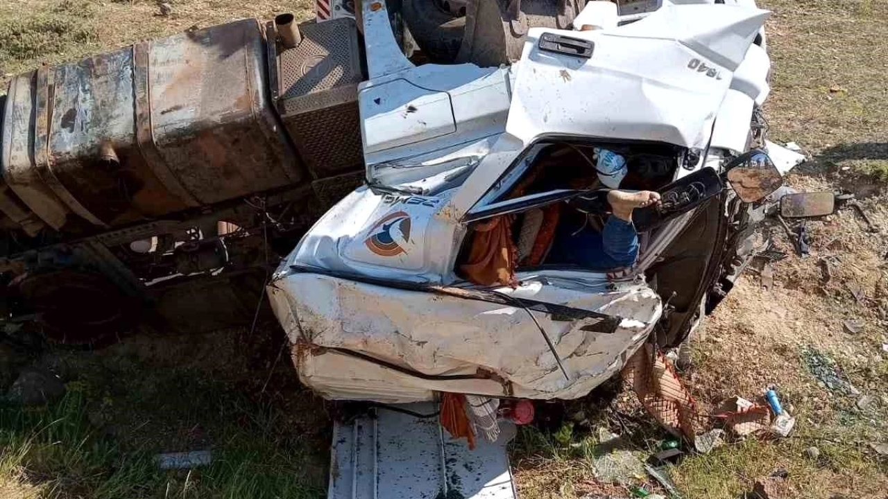 Ağrı'da şarampole yuvarlanan tır sürücüsü hayatını kaybetti