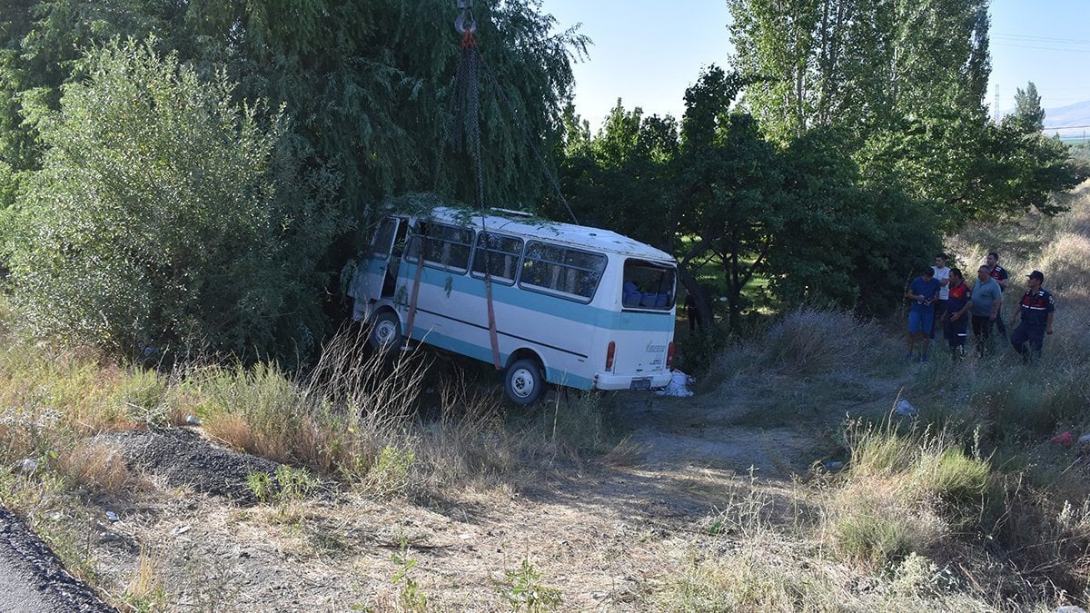 Tarım işçilerini taşıyan minibüs kaza yaptı: 7 işçi öldü, 14 kişi yaralandı