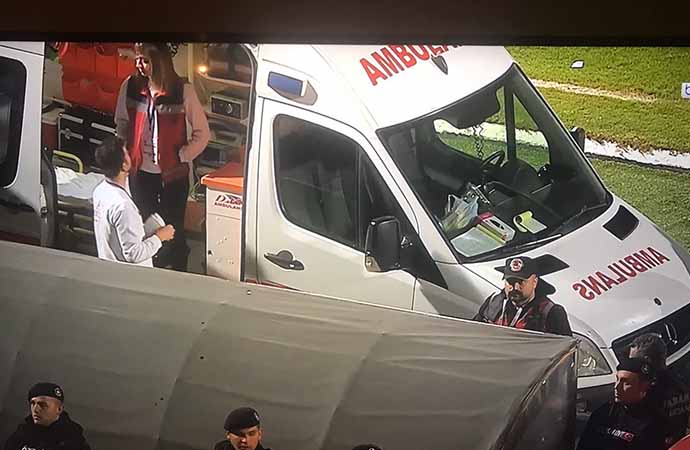 Akhisarspor Teknik Direktörü Yılmaz Vural fenalaştı, ambulans sahaya geldi!