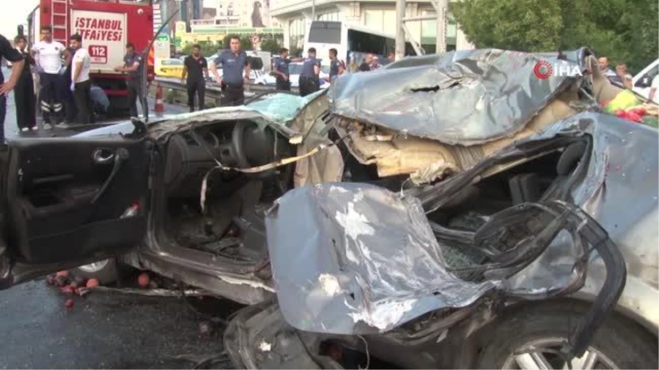 Küçükçekmece'de otomobil, meyve yüklü kamyonete arkadan çarptı: 2 ölü